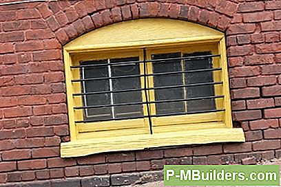 Hur Man Installerar En Källarfönster I Ett Betongblock Wall
