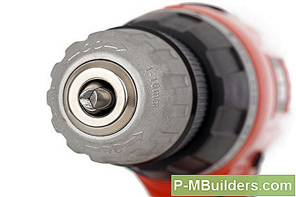 Hoe Plug Je Een Gat In Een Kastdeur