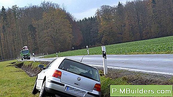 Graben Sie Einen Graben Um Ein Blumenbeet