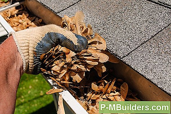 Hur Man FĂ€ster En Downspout Till Halvrund Gutters