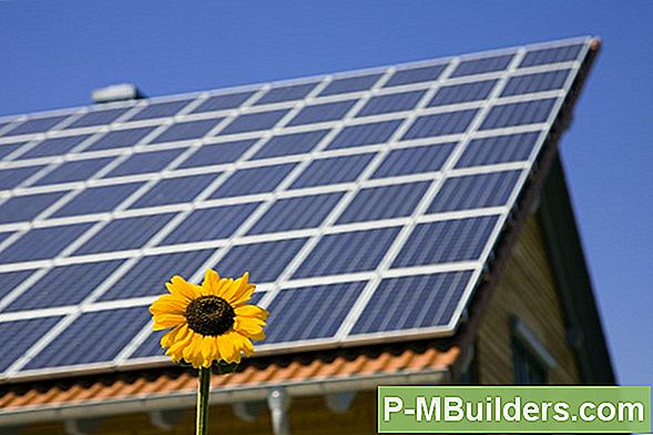 Installeren Van Een Op Zonne-Energie Gable Vent