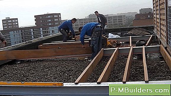 Installeren Van Een Houten Balustrade Op Betonnen Treden
