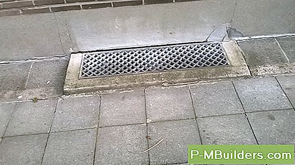 Een Kelderraam Installeren In Een Betonnen Blokmuur