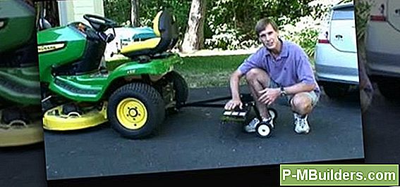 Kasutades Lawn Dethatcher Eemaldada Surnud Grass Spots