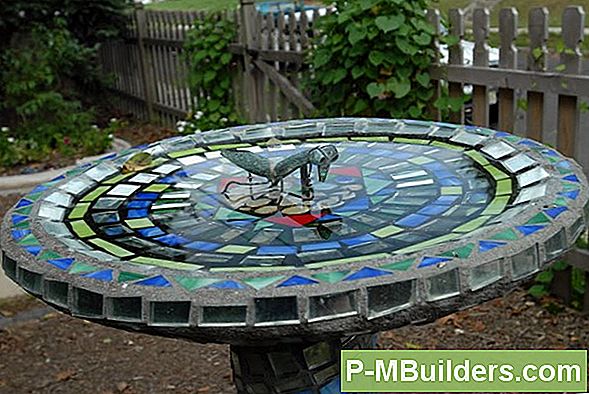 Mosaic Bird Bath Puhastamine