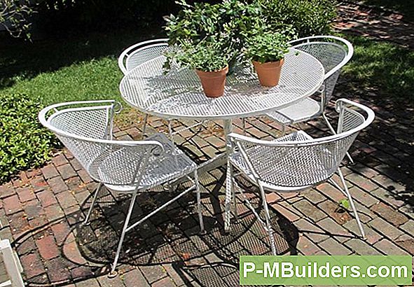 Refinishing Your Metal Outdoor Furniture