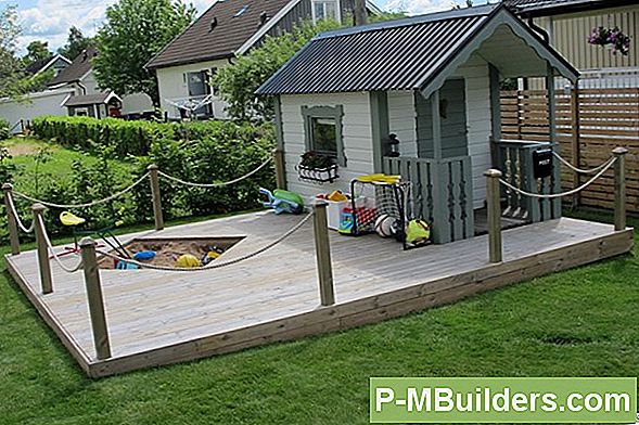 Bygga En Backyard Playhouse Med Så Få Nedskärningar Som Möjligt
