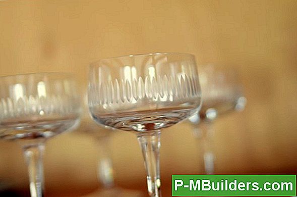 Wie Man Glas Nach Dem Gebrauch Eines Glasschneiders Sicher Bricht